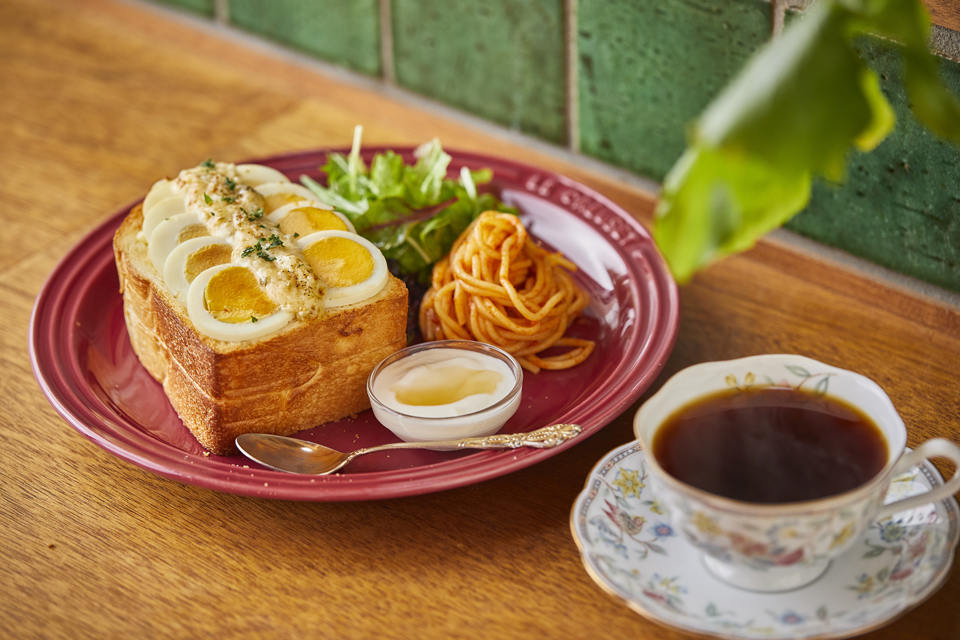「大人のマヨタマトースト」495円、「本日のモーニング珈琲」550円　※どちらも7～11時のみ。モーニングのトーストは、ドリンクのオーダーが必要