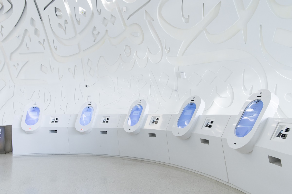 未来博物館のチェックイン機。オンライン予約時に発行された二次元コードをかざします