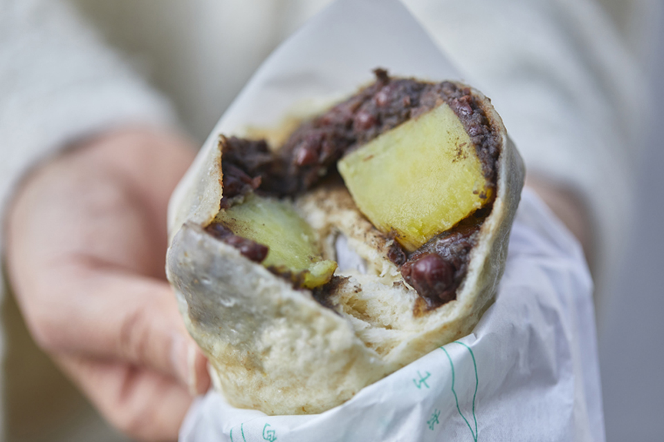 「黒胡麻餡とさつまいも包子」1個300円