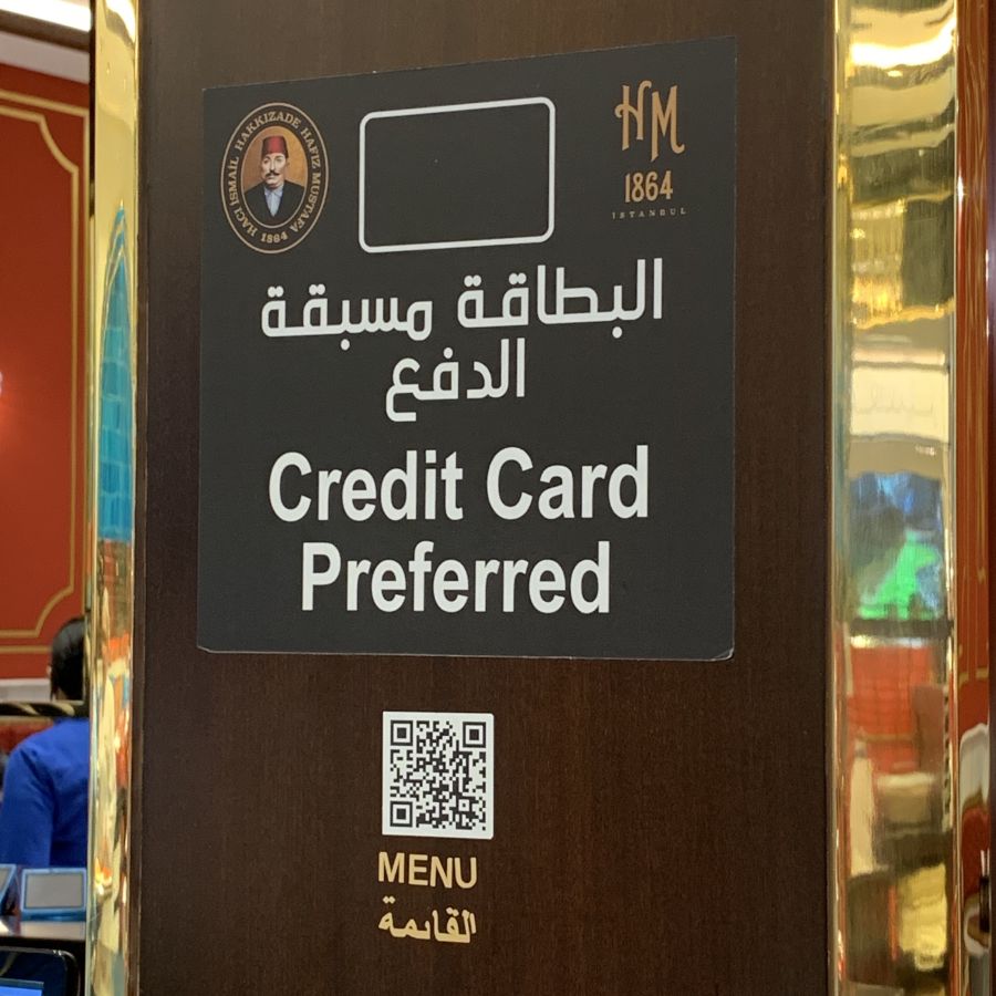 カード推奨のカフェ。メニューも二次元コードを読み込むスタイルだ