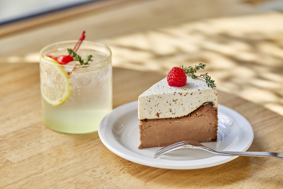 右から「アールグレイチョコレートバスクケーキ」750円、「自家製レモンエイド」650円