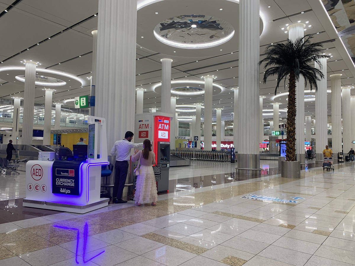 空港内にも両替所・ATMは点在しています
