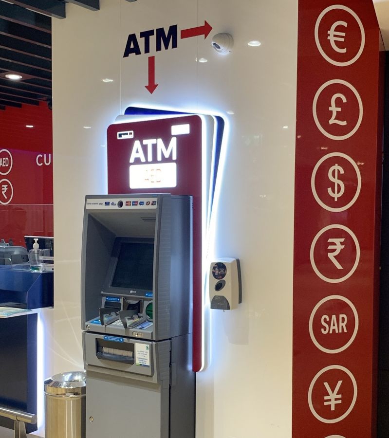 到着口を出たところにあるATM