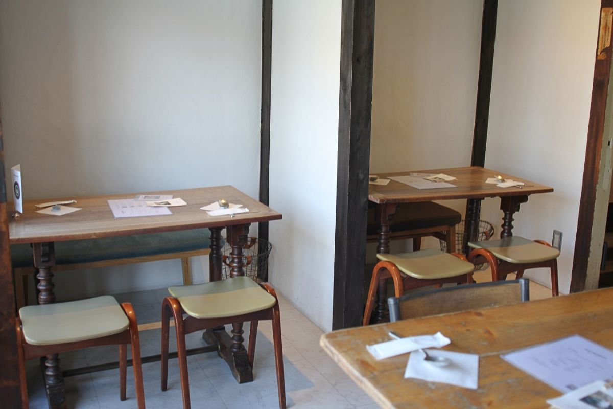 木の温もりが感じられるテーブルやイスもオシャレ