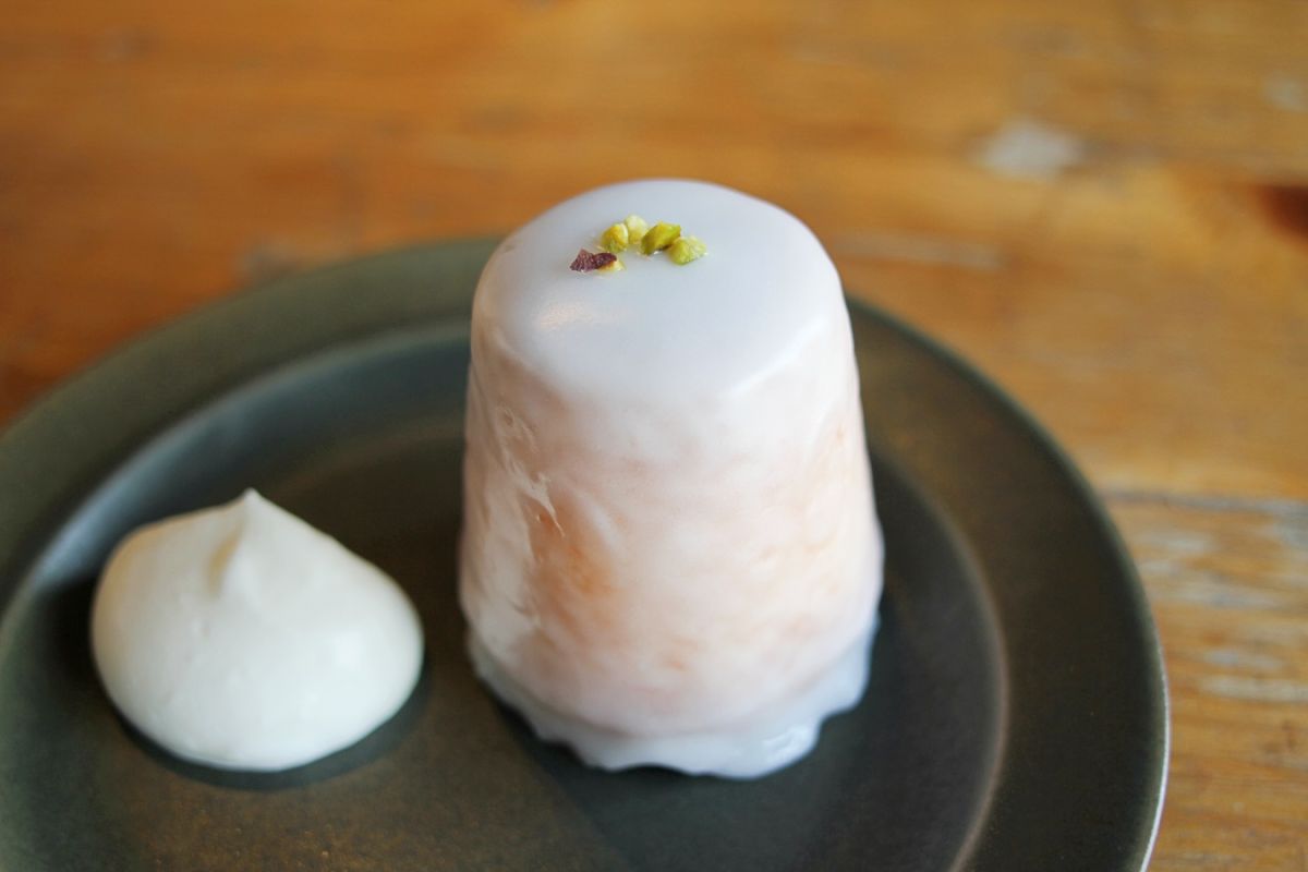 ケーキの上にはピスタチオがトッピングされている