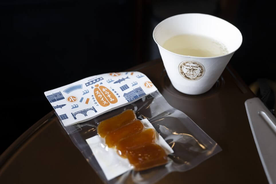 （写真左から）長崎特産「からすみスライス」600円、長崎の地酒（日本酒）500円