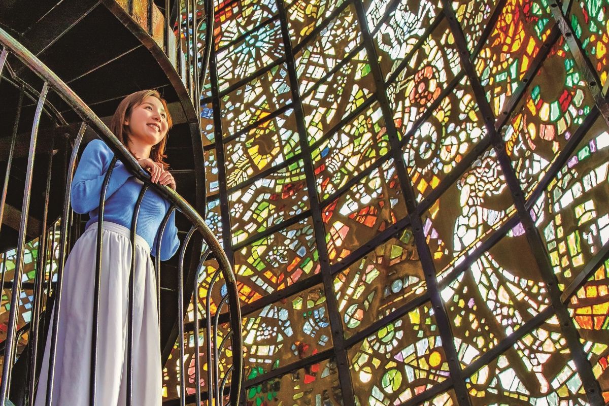 内部のステンドグラスが美しい
