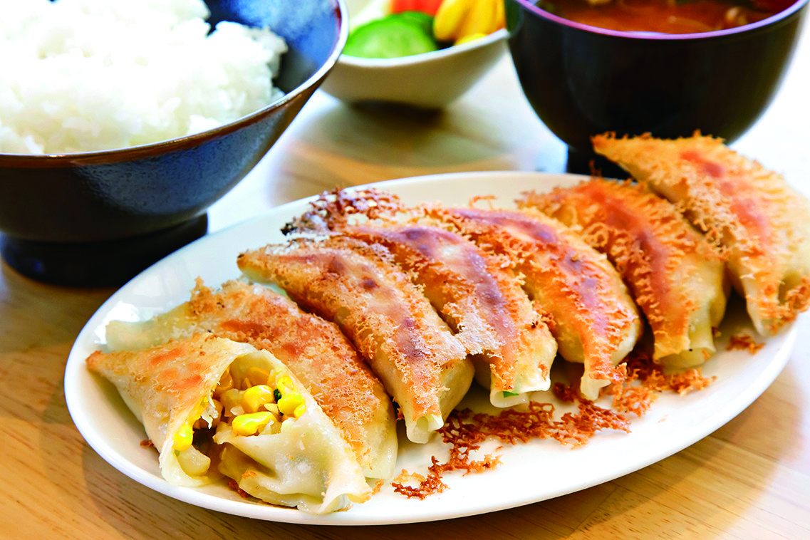コーンぎょうざ定食1320円。たっぷり入ったコーンと餡のバランスが絶妙