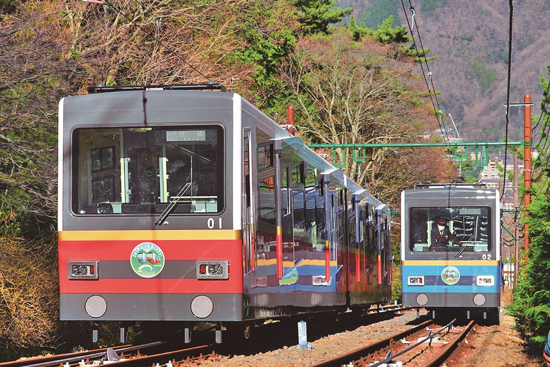 バーミリオンはこね色と青色の車両が運行中