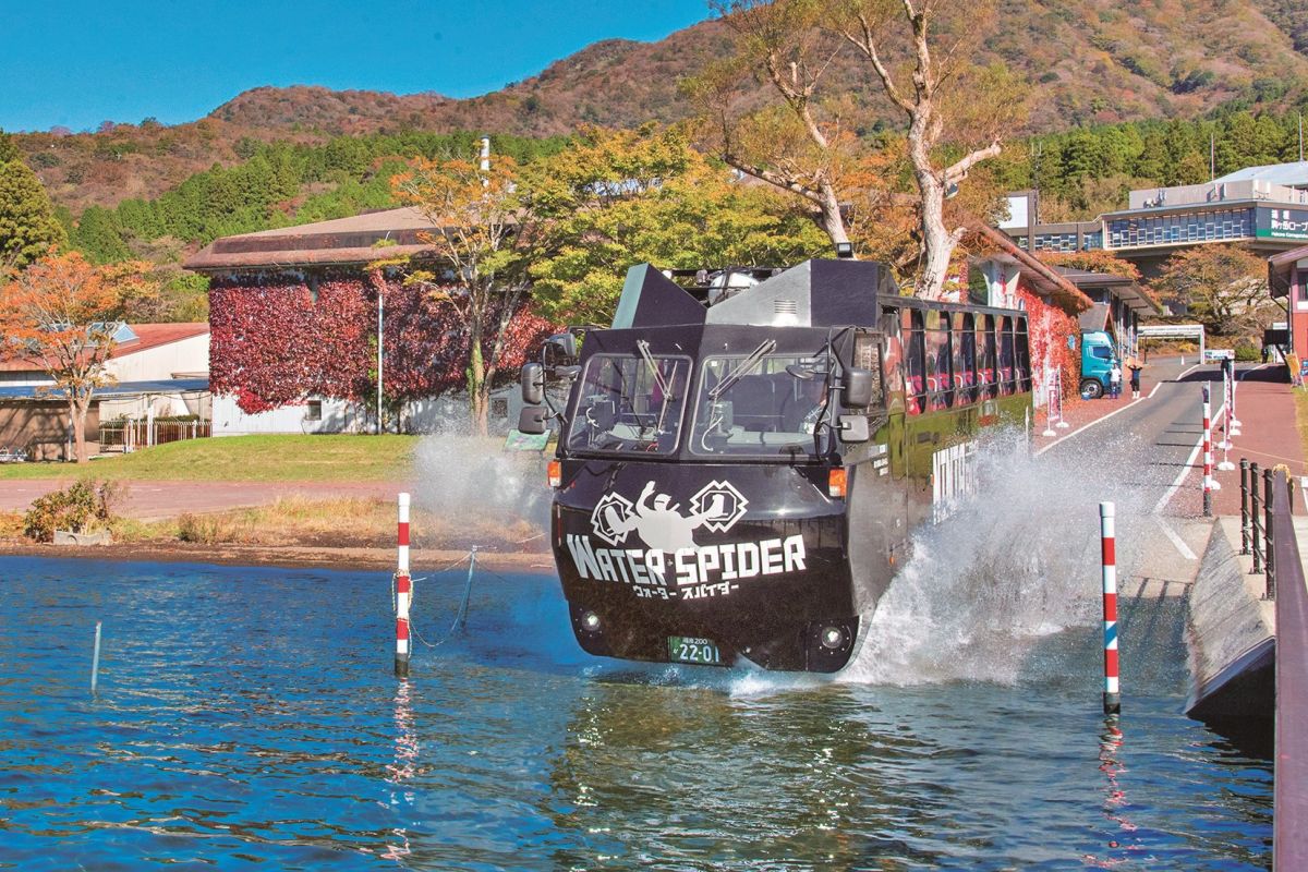 水しぶきをあげて芦ノ湖に勢いよく入る