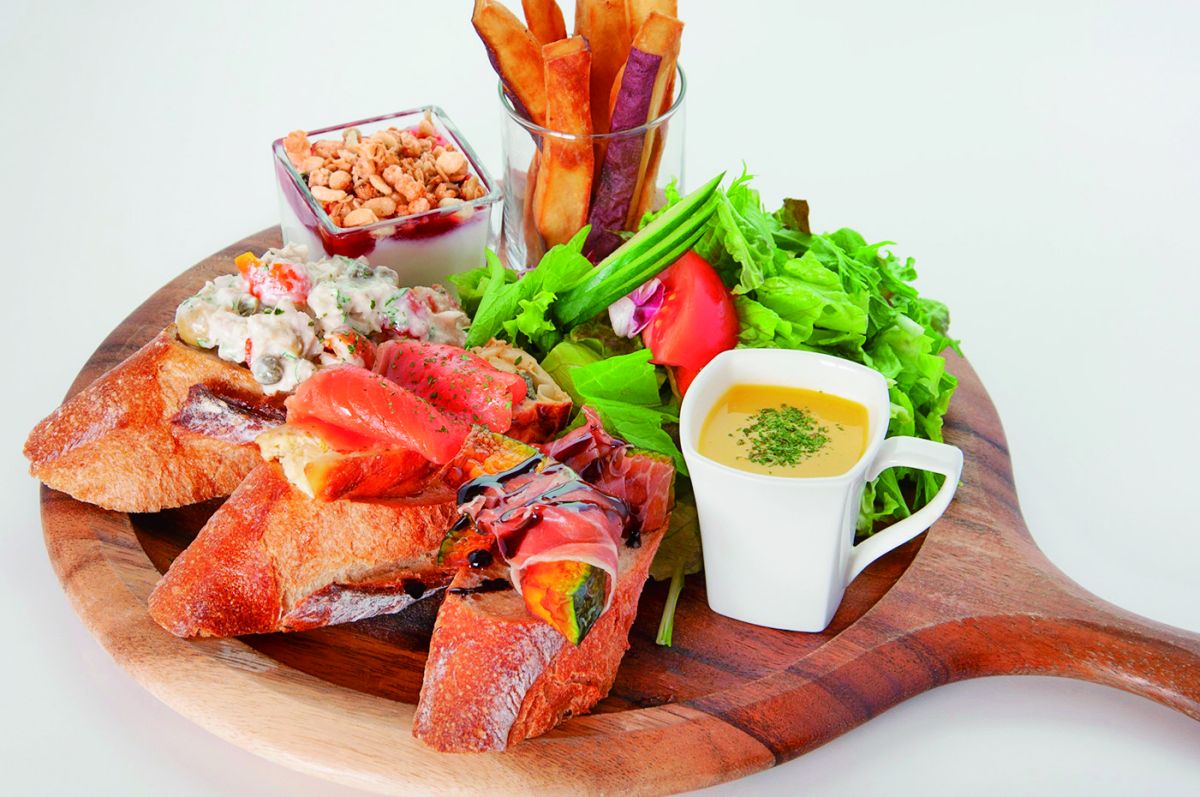 クロスティーニ・プレート2680円。サーモンや野菜をのせたバケット、スープ、サラダなど