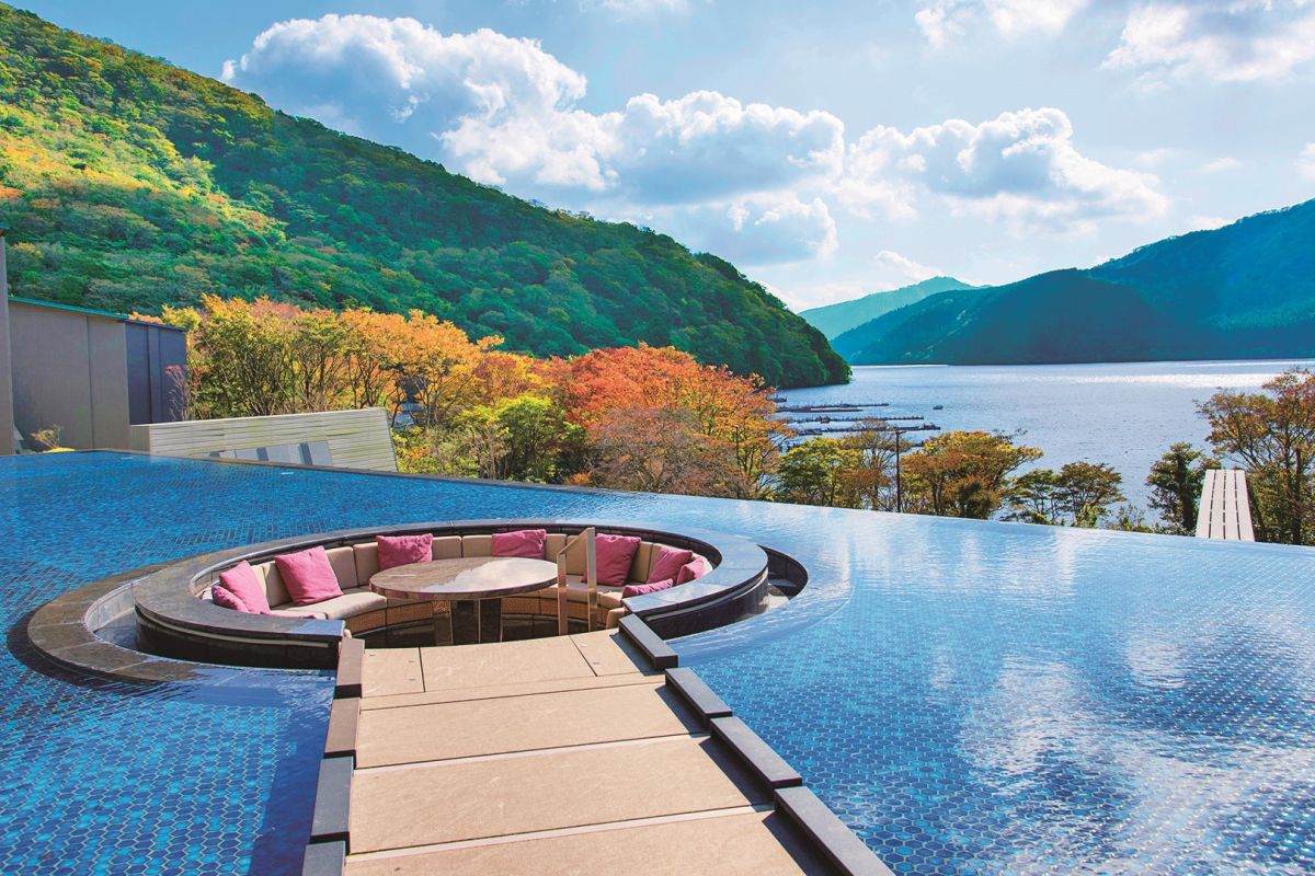 芦ノ湖に浮かぶような気分を味わえる「水盤テラス」