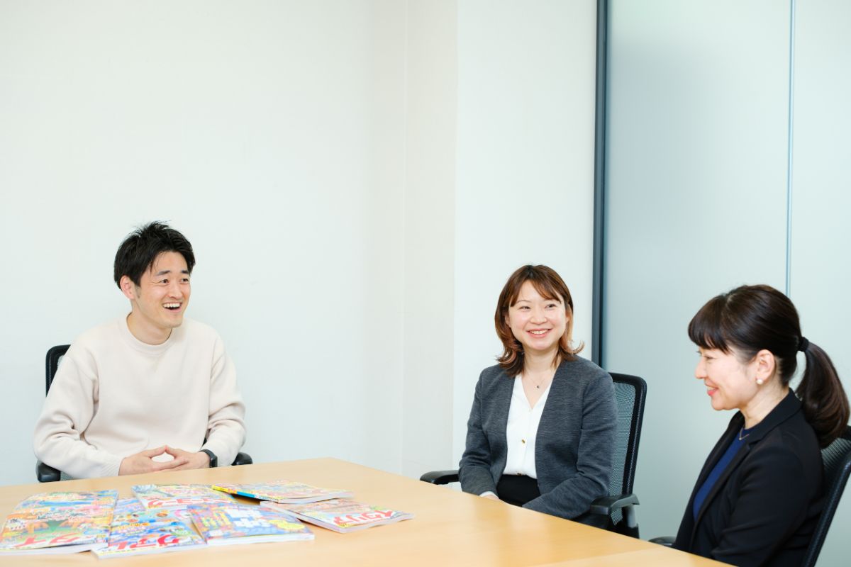 写真左からセゾン投信の明石学さん、JTBパブリッシングの川野裕佳（広告営業）、加川香菜子（アプリ統括）