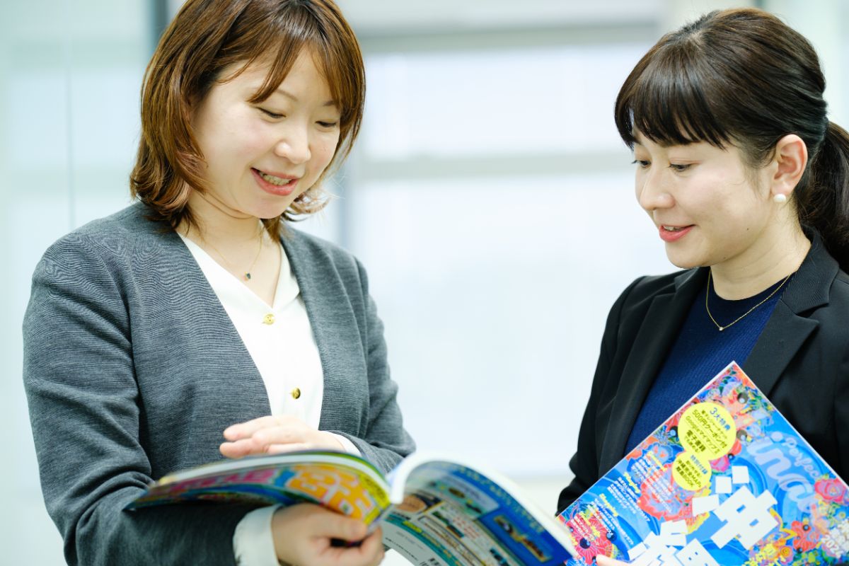 社内で旅先の話題で盛り上がる、つみたて先輩＆後輩