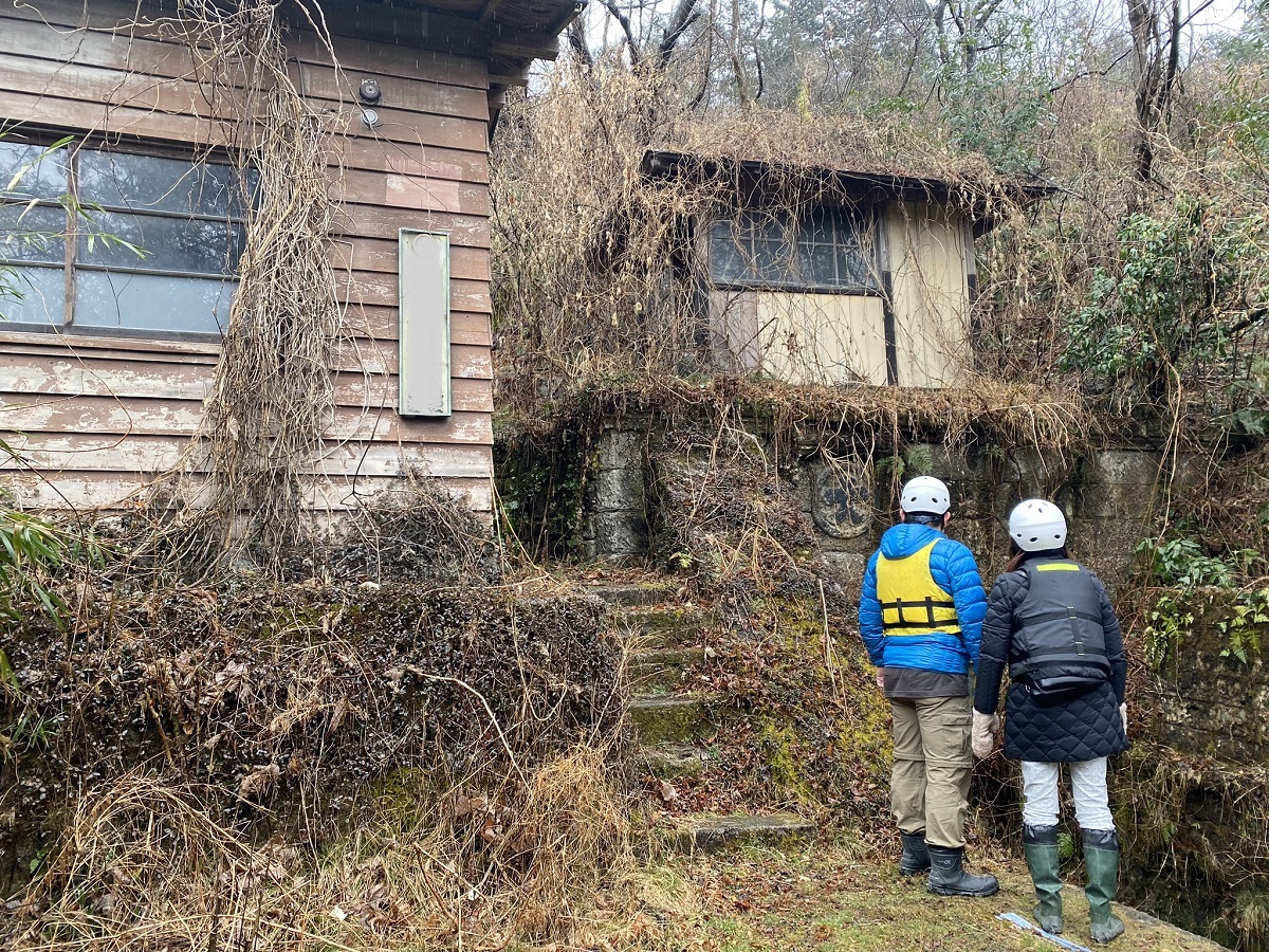 小屋の中には入れませんが、外から見ることができます