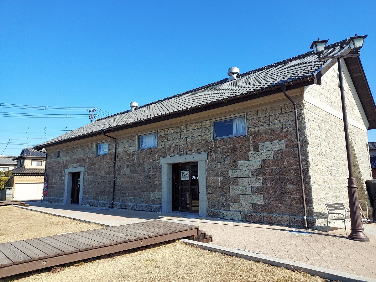 歴史の刻まれた大谷石の蔵が活用されています