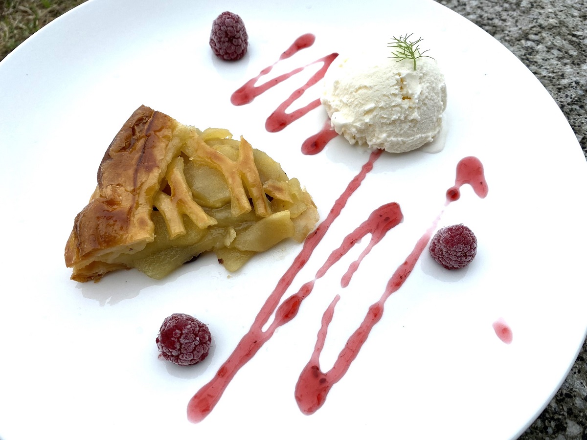 アップルパイはホームメイドのやさしい味わい。ドリンクとセットで800円