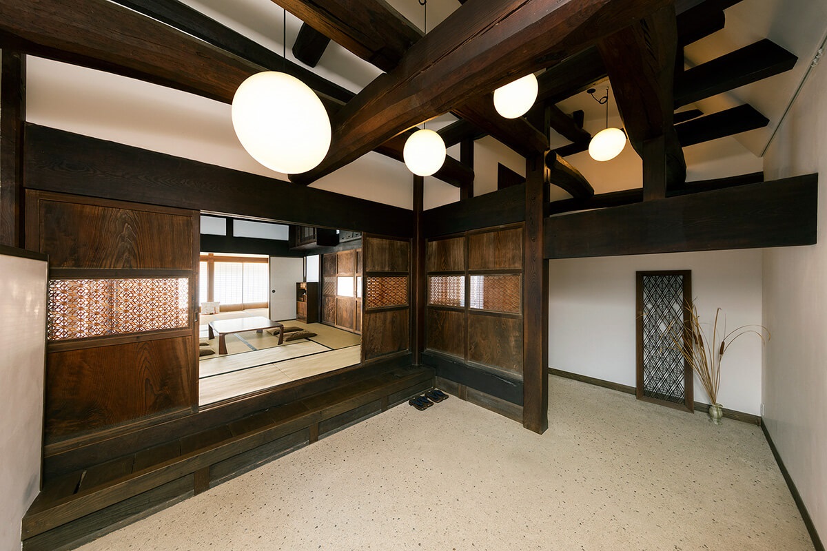 梁や建具、欅の柱など当時のままの空間に宿泊できます。WiFi完備、キッチン付き