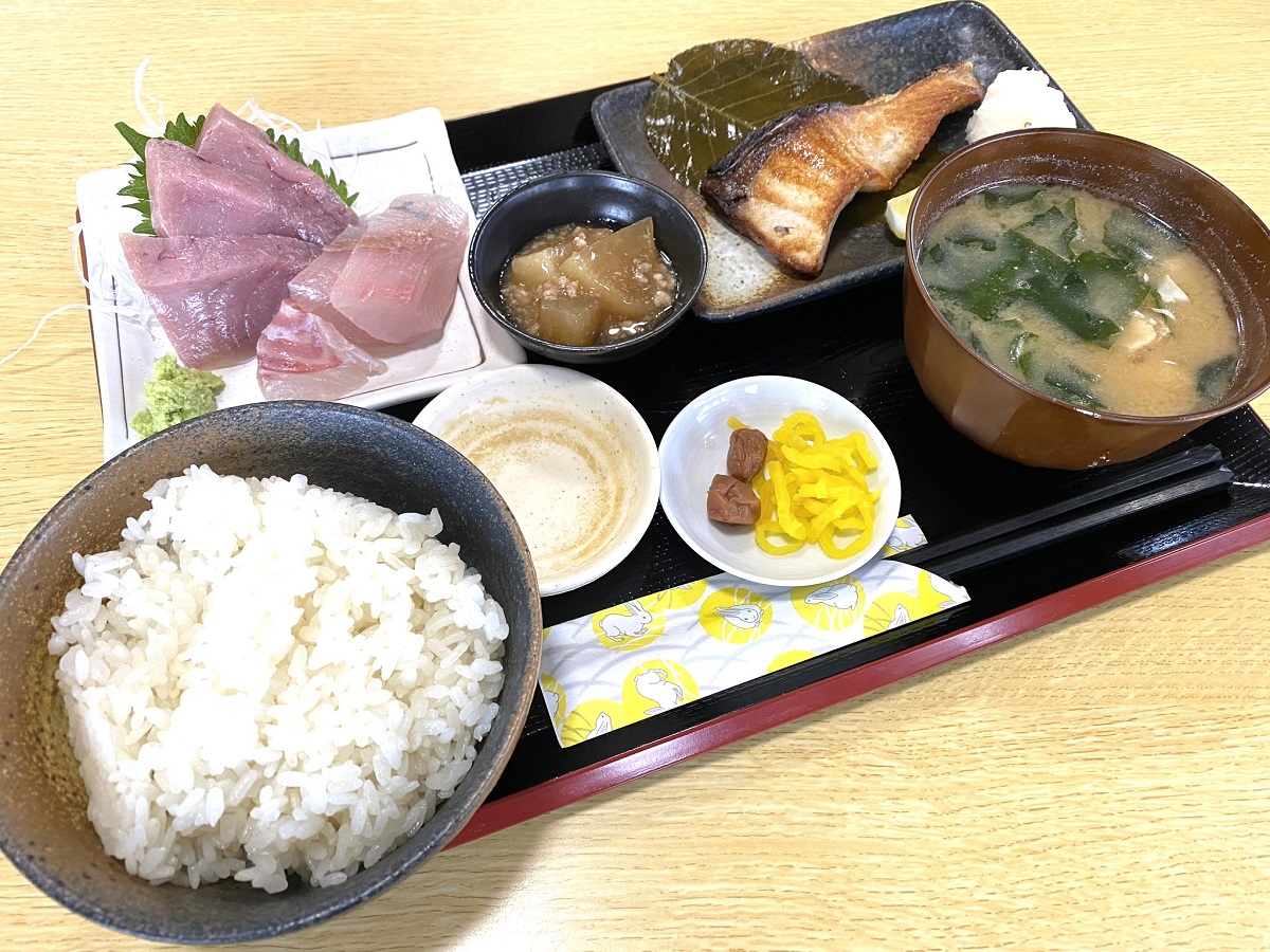 日替わりおかず6種から2つ選べる和源定食1000円（3品だと1200円）、さしみの厚みに注目