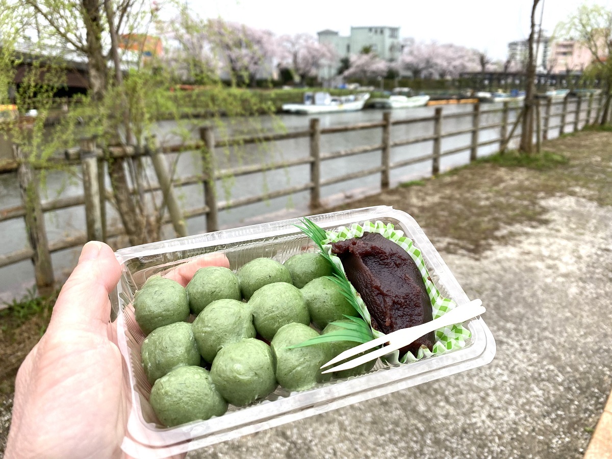 慈母だんご12個入り300円。塩気のあるあんこもおいしい