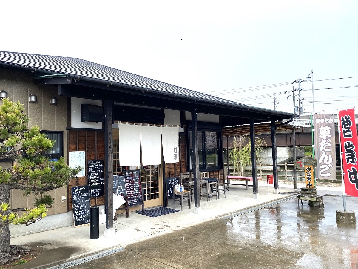 目の前を流れる前川を眺めながらお団子を食べるのもgood！