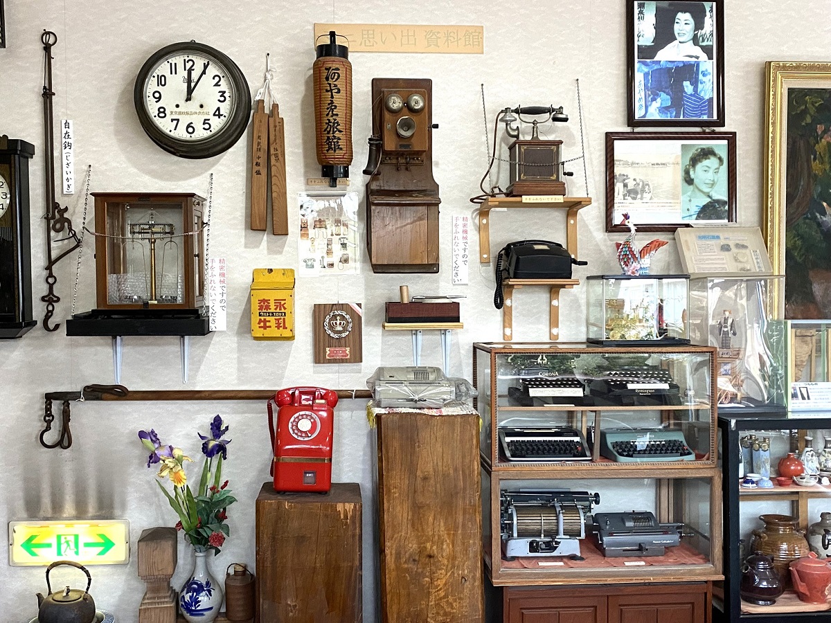 古いアイテムや写真から昭和の風俗が浮かび上がります