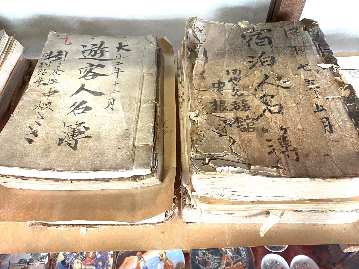 水運で賑わった頃は花街にあった阿や免旅館の昔の宿帳