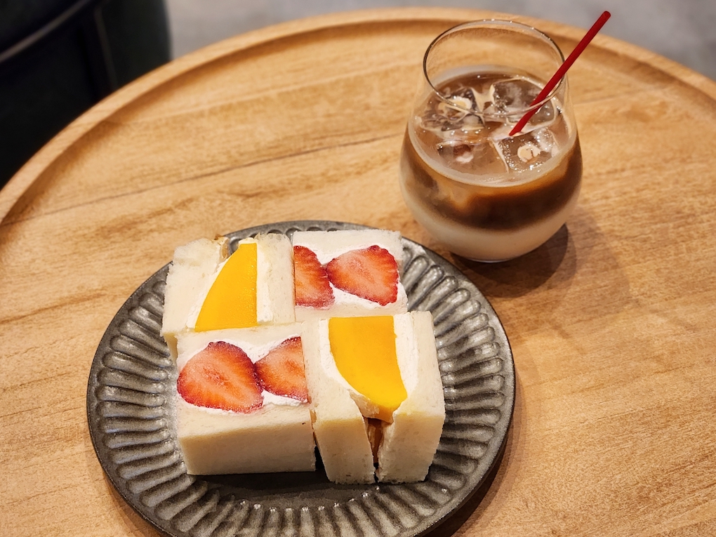 「フルーツサンド グラシアスマンゴー」780円、「あまおう」700円、「アイスカフェラテ」600円