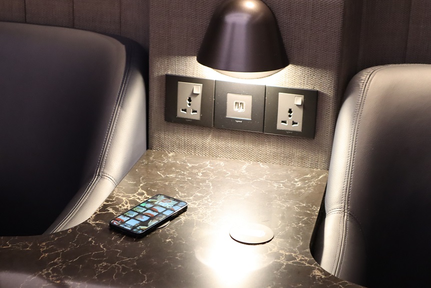 ラウンジの充電