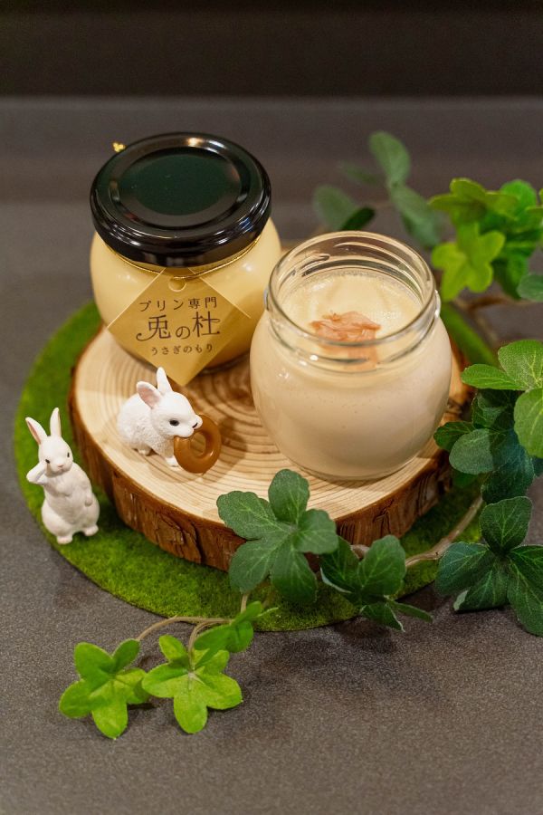 （手前）さくらのプリン、（奥）うさもりプリン