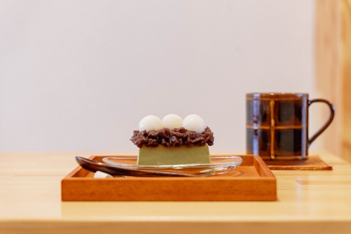 抹茶ババロア660円、白玉トッピング80円、ホットコーヒー550円