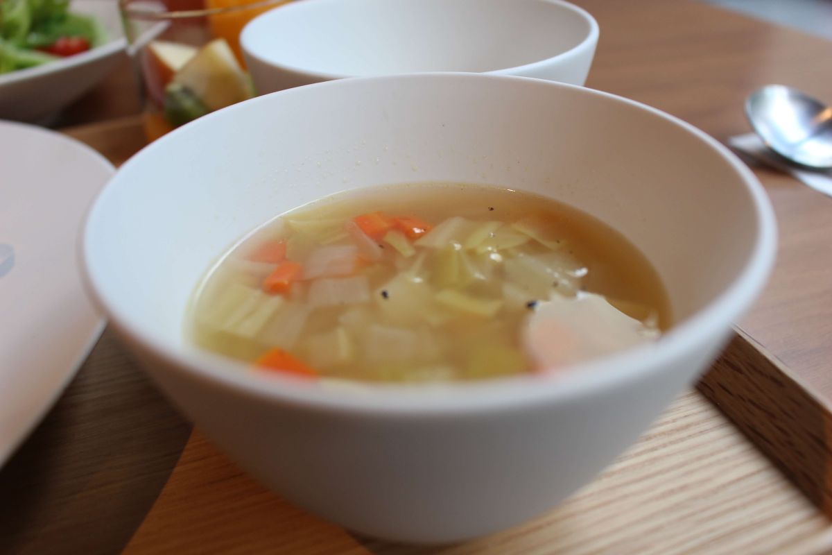 野菜がゴロゴロと入っていてやさしい味のスープ