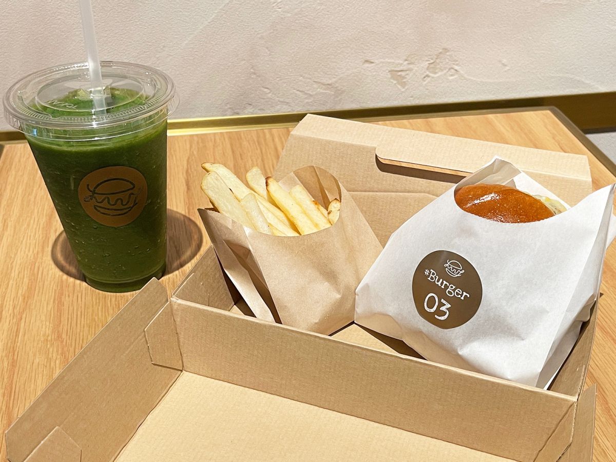 「＃Burger03〈クワトロチーズ〉セット」 1330円（＋300円でドリンクを「グリーンスムージー」に変更）