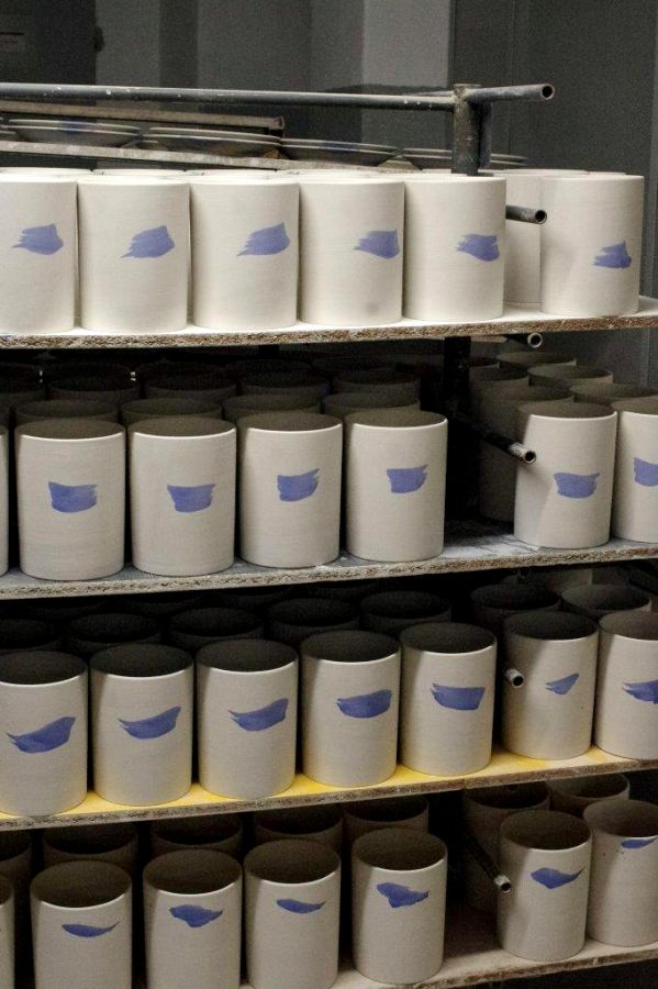 検品が終わったものは青いマークで区別される