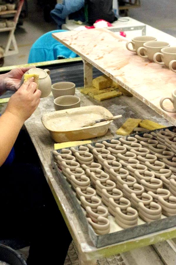 カップの耳をつける工程は手作業