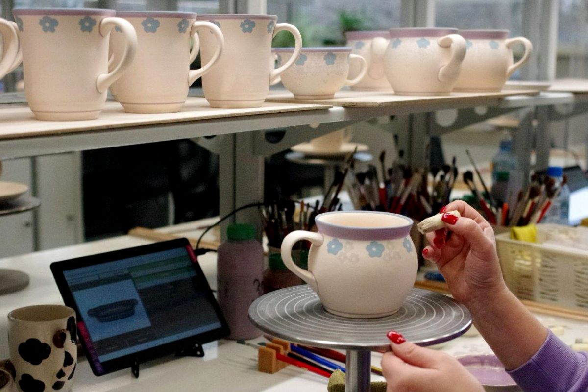 タブレットで絵柄の見本を眺めつつ、手作業