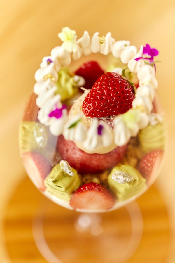 苺とピスタチオのパフェ2000円　ドリンクsetはどのドリンクを選んでも一律＋500円