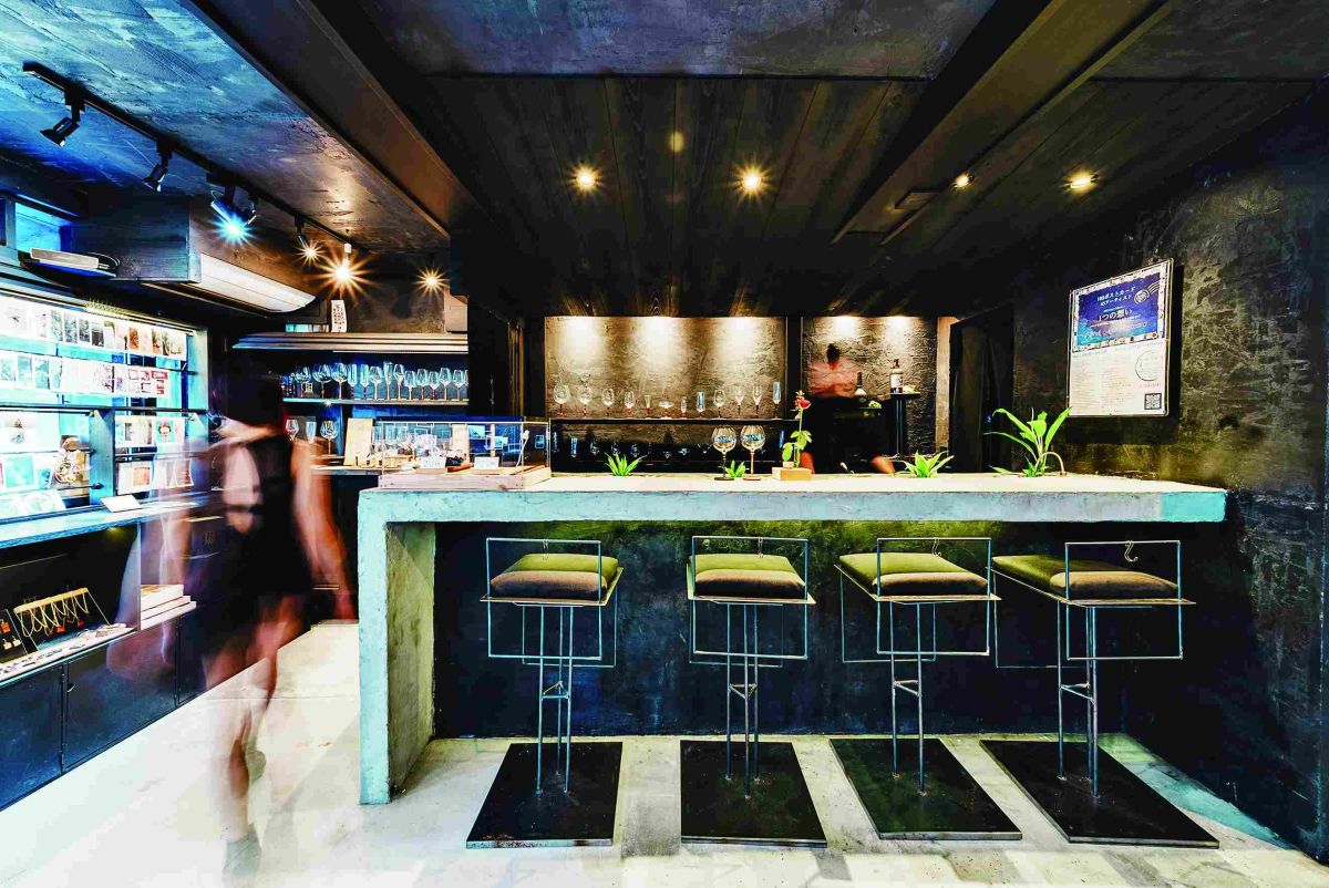 MOKU glass gallery cafe