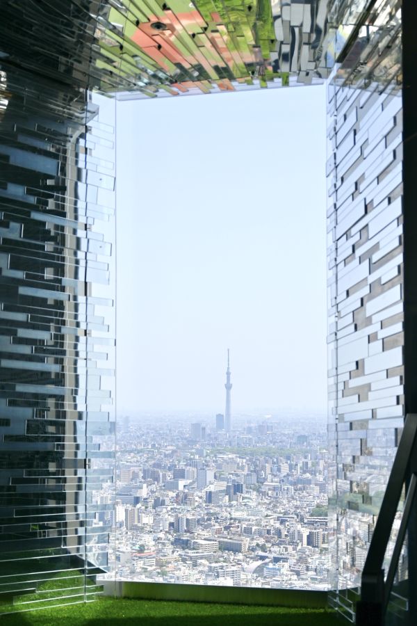 モザイクミラーに縁取られ、外と中の景色が上下反転して映り込んだ写真が撮れるフォトスポット