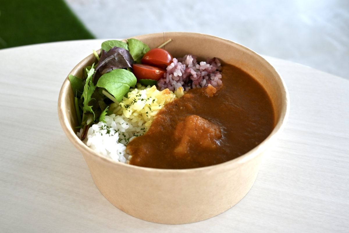 「3色ご飯のてんくうチキンカレー」850円