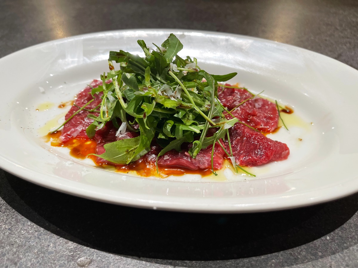 「マグロ肉のカルパッチョ」880円