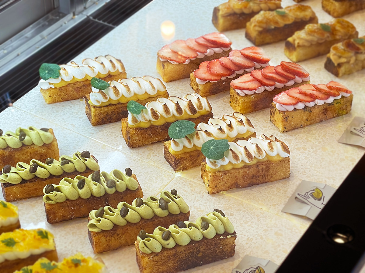 （手前から）「ピスタチオクリーム」680円、「レモンカード焼きメレンゲ」480円、「とちおとめとフランボワーズ」610円