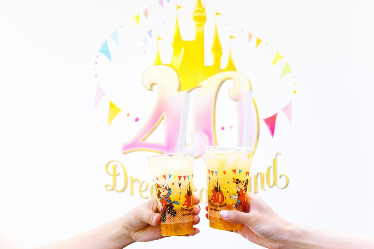 TDLトゥモローランド内、パン・ギャラクティック・ピザ・ポートの壁面