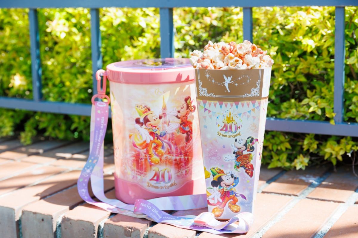 ベリーチーズケーキポップコーン レギュラーボックス400円　　販売場所：TDL ザ・ガゼーボ横、キャッスルカルーセル横（ポップコーンワゴン）、TDS リバティ・ランディング・ダイナー前（ポップコーンワゴン）、ポップコーン バケット付き 3400円