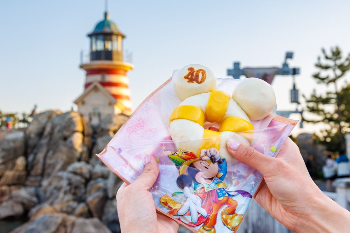 ミッキーうきわまん（チキン） 750円　販売場所：TDL ボイラールーム・バイツ、TDS シーサイドスナック、リフレスコス