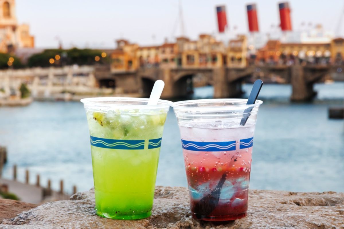 左／スパークリングカクテル（ジン＆キウイ） 780円　販売場所：TDS ノーチラスギャレー　右／スパークリングカクテル（ジン＆バイオレットシロップ） 780円　販売場所：TDS リフレスコス