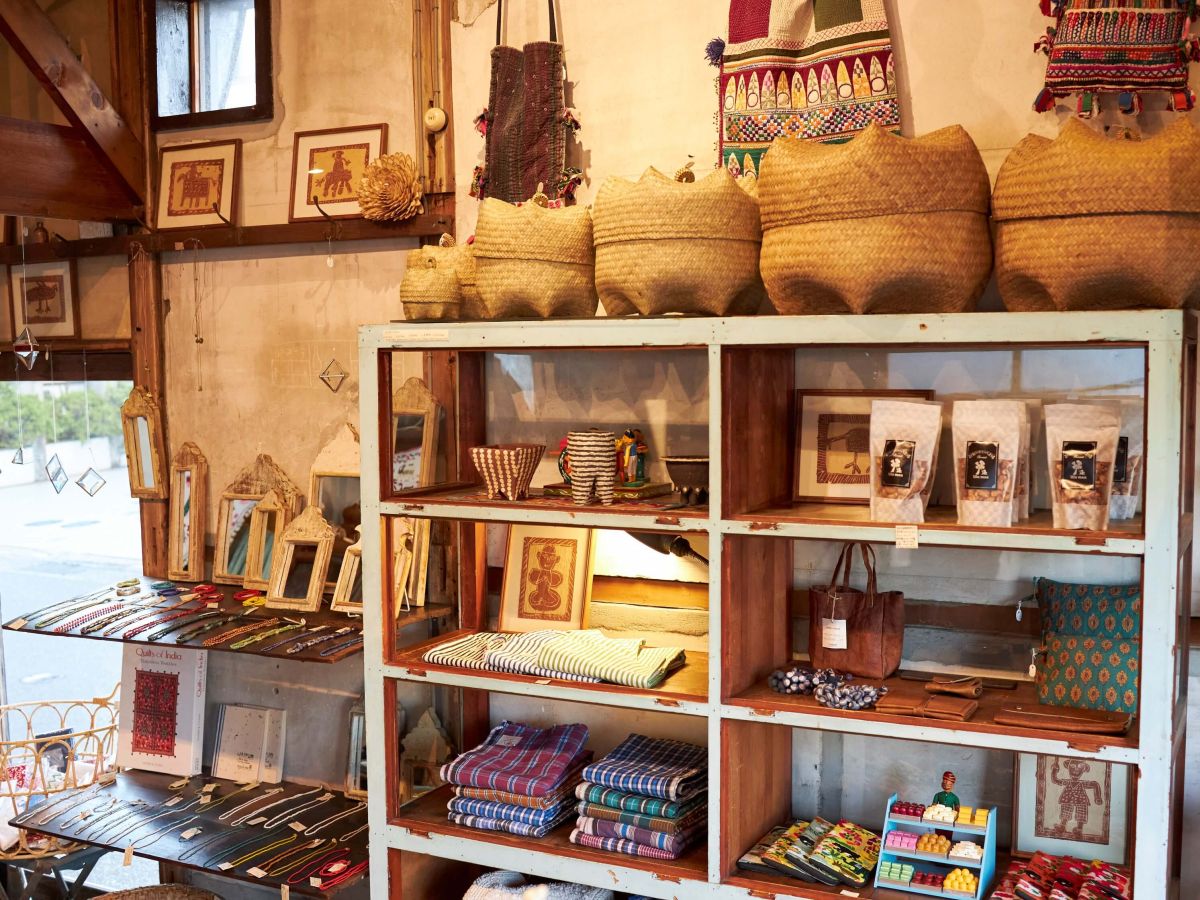 手作業で丁寧に編まれたタイ製のカゴやアンティークビーズのアクセサリーも人気