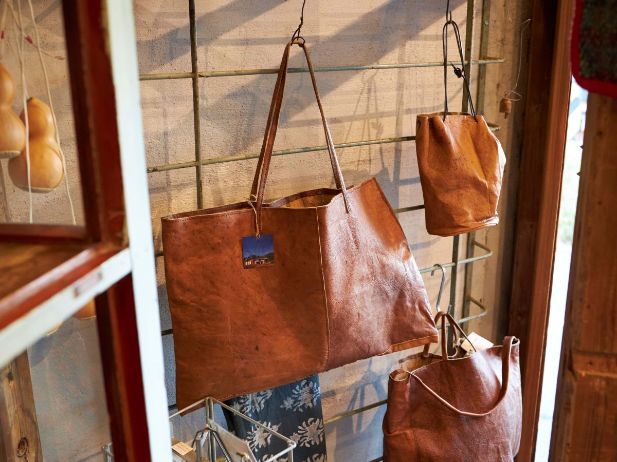 「ネパール 水牛革バッグ」巾着型8140円～、トート2万2000円～など