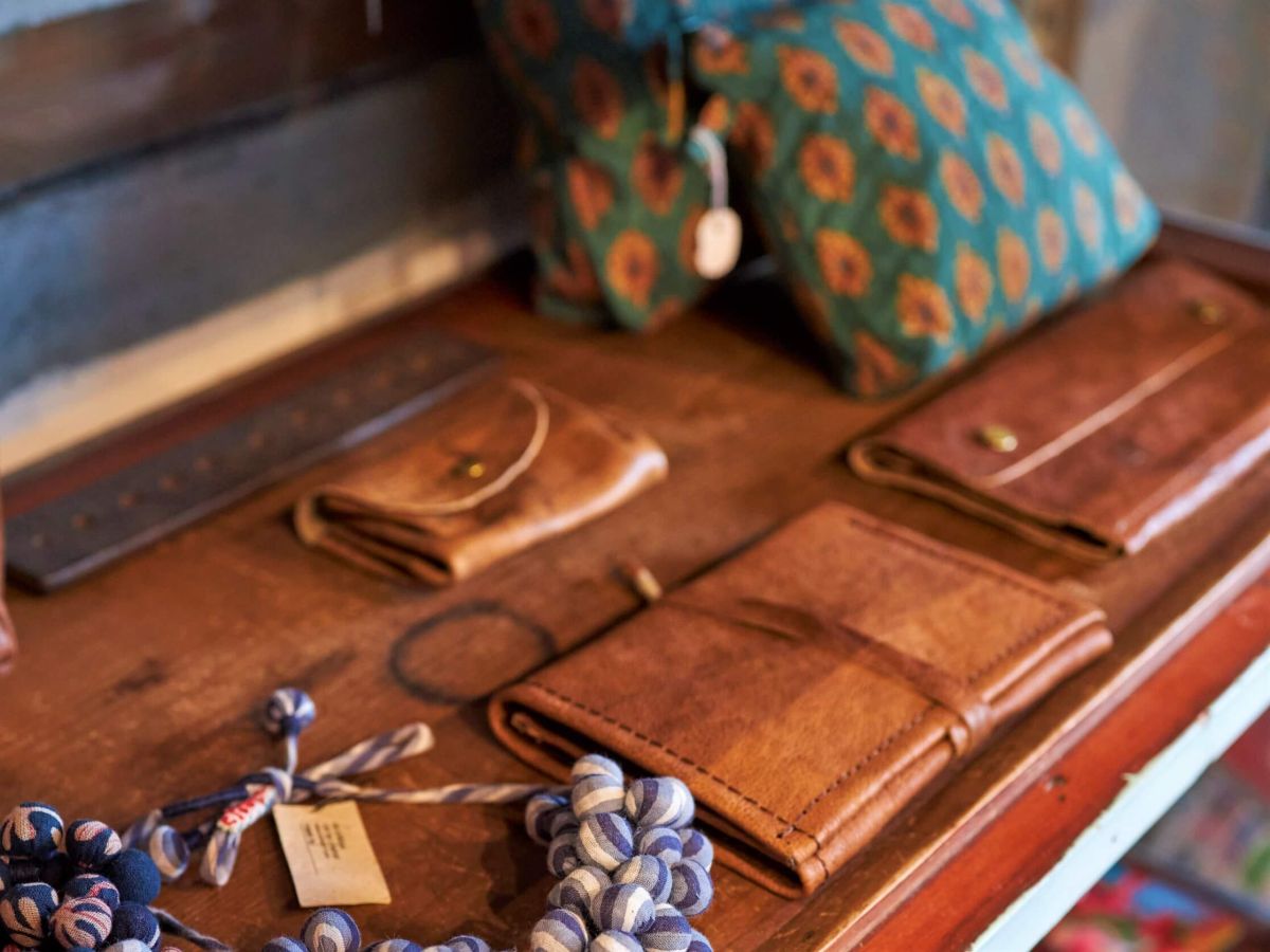 「ネパール 水牛革コインケース」2420円～など