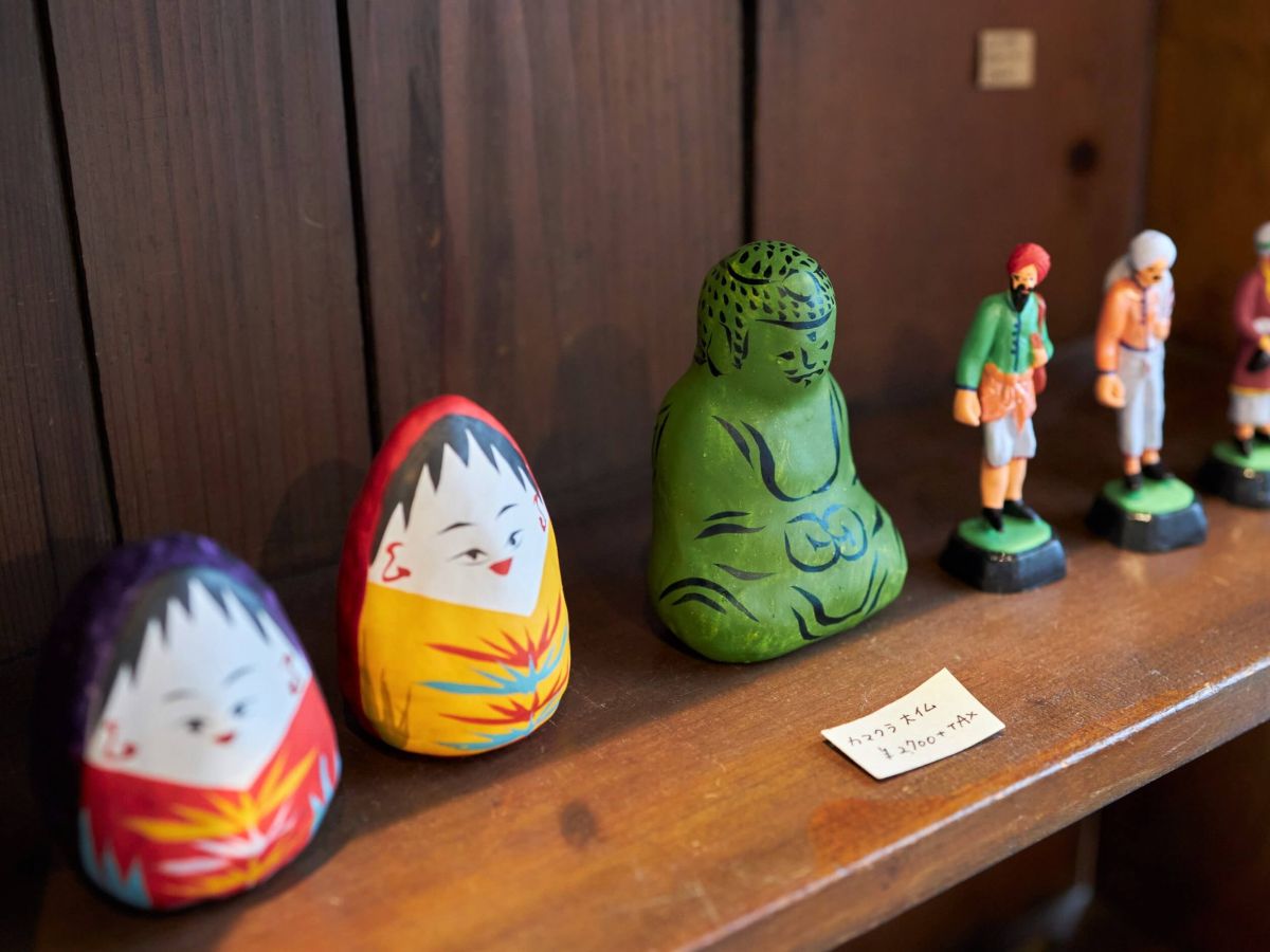 写真左から「起き上がりこぼし ウッチリクプサー」各1980円、「カマクラ大仏」2970円、「インドの人形」各440円